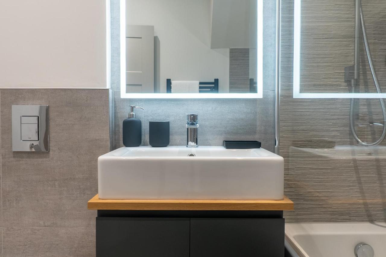 Spring Mount Huge Luxury Full Apartment- Harrogate Centre-Two Extremely Comfy Kingsize Bedrooms-Fully Equipped Modern Kitchen-Cosy Living Room With Huge Tv 外观 照片