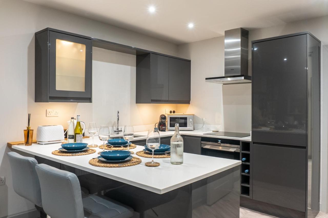 Spring Mount Huge Luxury Full Apartment- Harrogate Centre-Two Extremely Comfy Kingsize Bedrooms-Fully Equipped Modern Kitchen-Cosy Living Room With Huge Tv 外观 照片